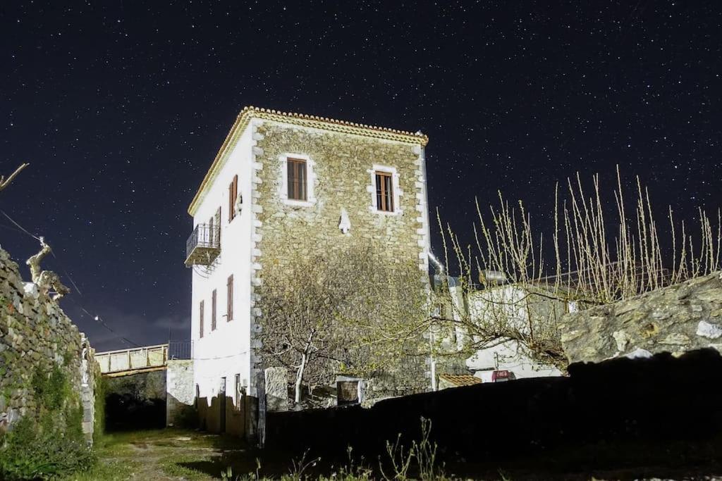 Μαγεμένος Πύργος Στις Θαλάμες Apartment Koumani ภายนอก รูปภาพ